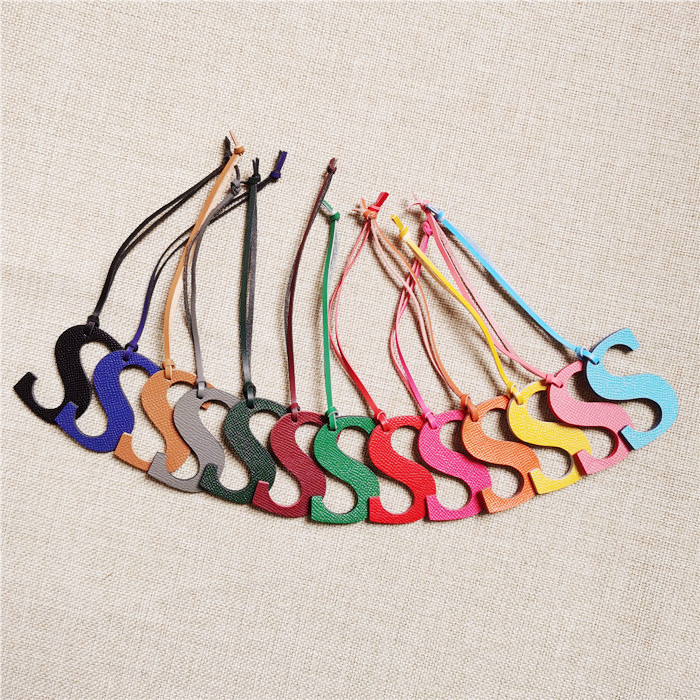 English Letter O P Q R S T Alp - Monogram Keychain Leather avaliação e preço