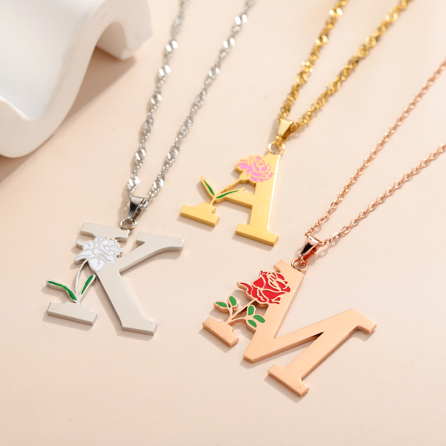 Custom Flower Initial Letter P - Birth Flower Necklace avaliação e preço